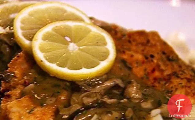 Bolos de caranguejo picantes com molho de limão Aioli