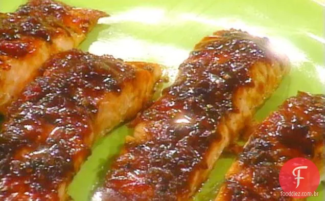 Salmão grelhado com vinagrete grelhado e cítrico