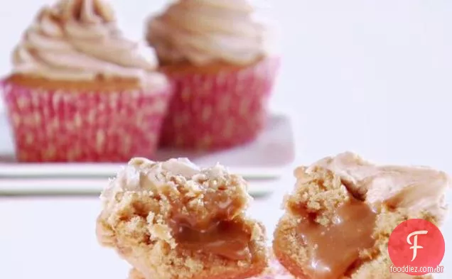 Cupcakes de manteiga de amendoim recheados com cobertura de Manteiga De Amendoim Rodopiada