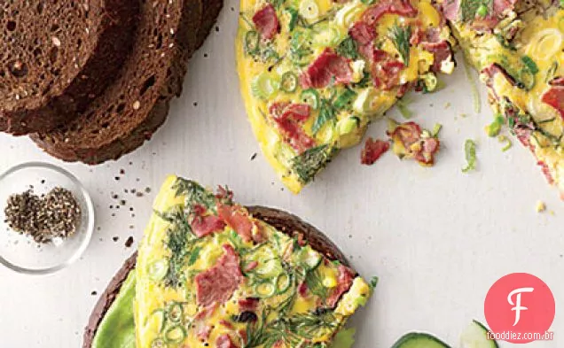 Omelete Pastrami de rosto aberto em Pumpernickel