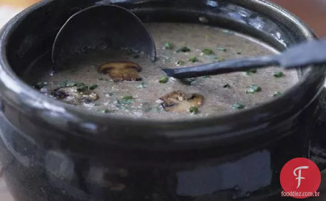 Sopa cremosa de cogumelos com estragão