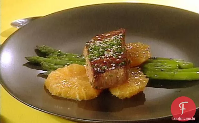 Filetes Mahi Mahi grelhados e aspargos com laranja e gergelim