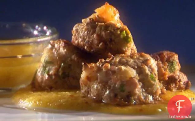 Almôndegas picantes de camarão e porco com molho Rujak