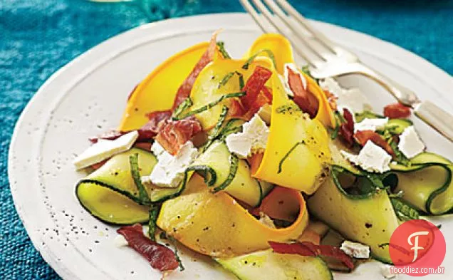 Salada raspada de abóbora de verão com batatas fritas Prosciutto