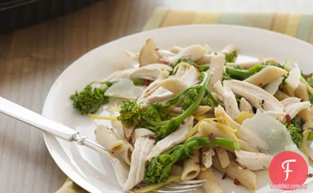 Penne com frango e limão preservado