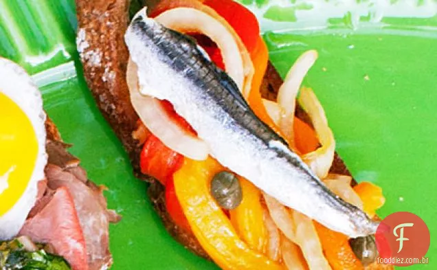 Picnic Crostini com pimenta assada, cebola e anchova