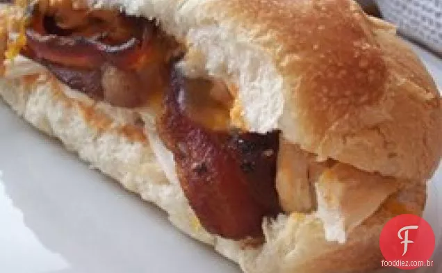 Frango De Búfalo quente, bacon e Sanduíche de queijo