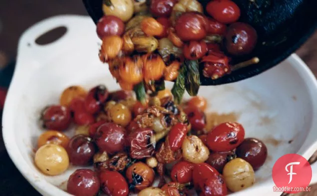 Frigideira - tomates cereja carbonizados com manjericão