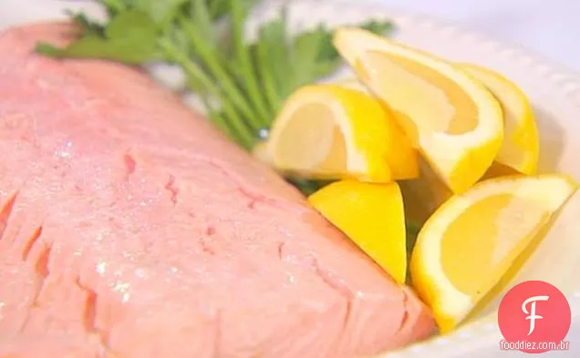 Salmão escalfado com menta de limão Tzatziki