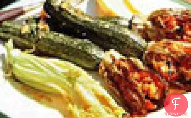 Flores de abobrinha recheadas com tomates e Parmesão