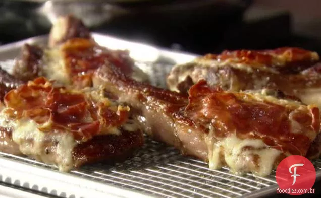 Pan Seared vitela costela olhos com Prosciutto e Fontina