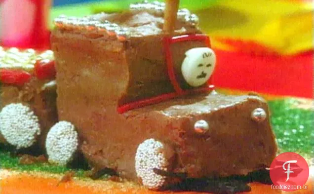 Bolo de trem de manteiga de amendoim com cobertura de chocolate ao leite