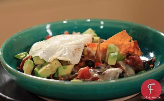 Bacon, feijão e ovos no estilo Texas: Chilaquiles de Feijão Preto