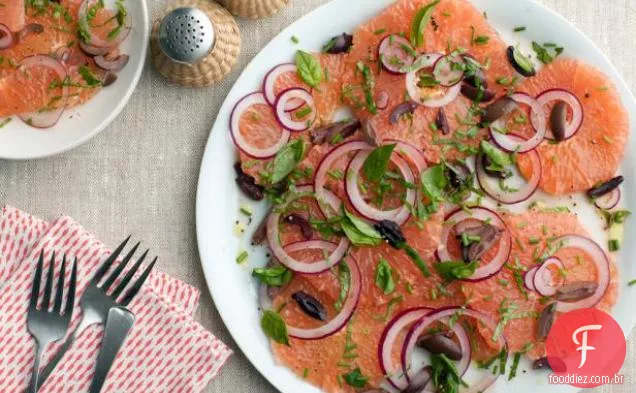 Salada de toranja, cebola e manjericão