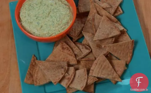 Molho de feijão branco e coentro com batatas fritas torradas