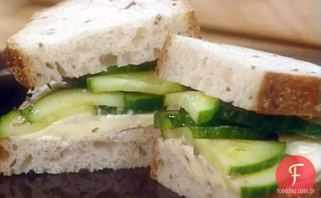Picles rápidos de pepino com pão de centeio e queijo
