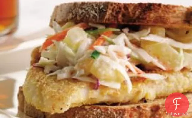 Sanduíche De Peixe Crocante Com Abacaxi Slaw