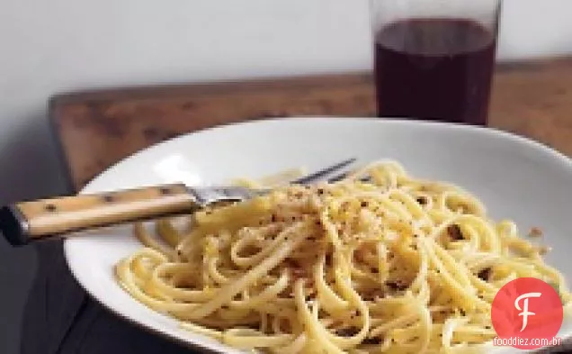 Linguine Com Alho E Pão Ralado