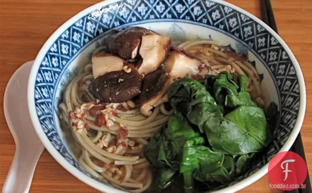 Uma sopa rápida e fácil {sopa de missô com macarrão Soba ou feijão mungo