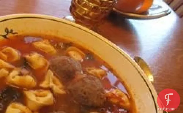Sopa italiana de Tortellini de Almôndega e queijo
