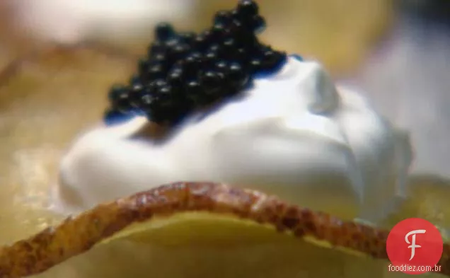 Batatas fritas com creme Fraiche e Caviar