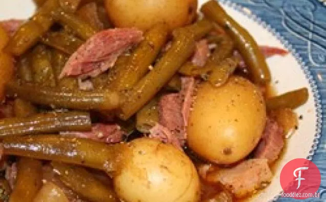 Fogão lento feijão verde, presunto e batatas