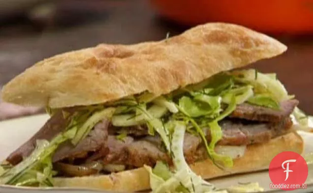 Sanduíches de ombro de porco assado com Erva-Doce Slaw