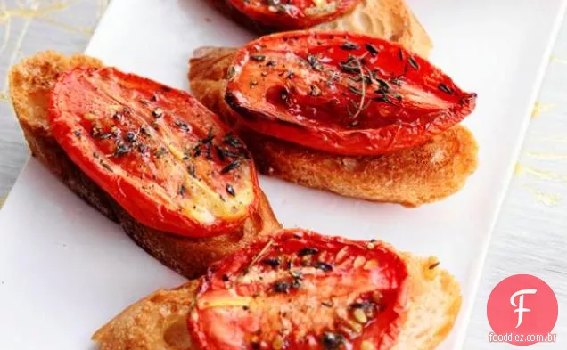 Crostini com tomate assado com tomilho