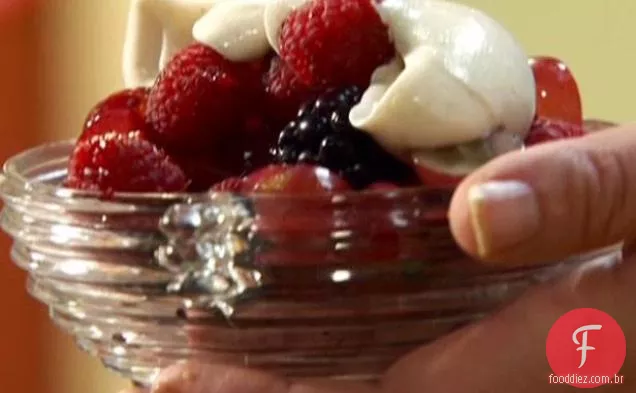 Fruta com molho de mel e canela