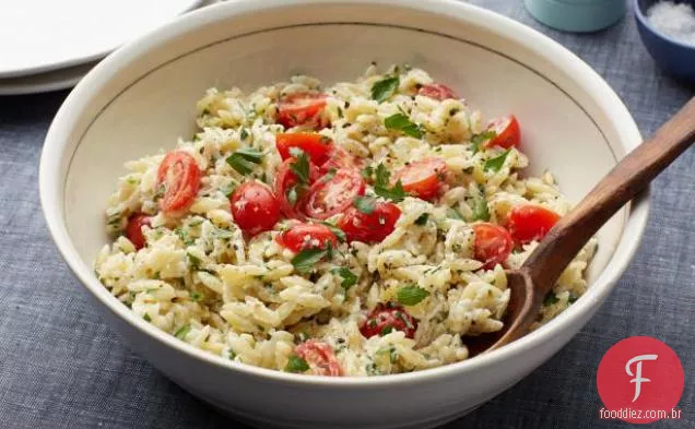 Orzo com queijo Feta e tomate