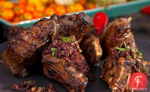 Costeletas de cordeiro grelhadas com Tapenade de azeitona