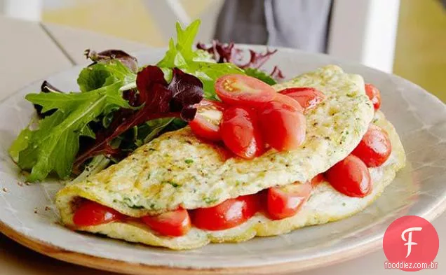 Omelete de Clara de ovo Herbed com tomates