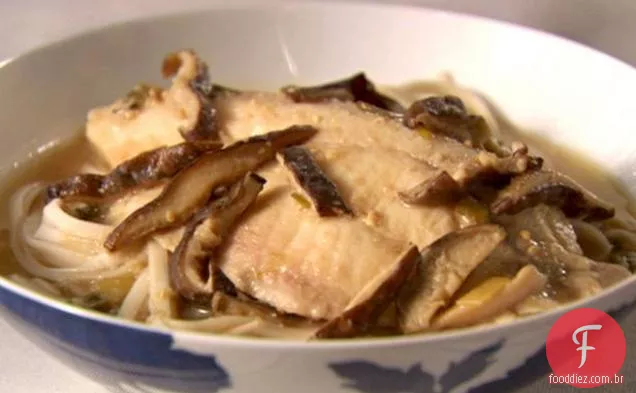 Macarrão Udon com Miso escalfado tilápia