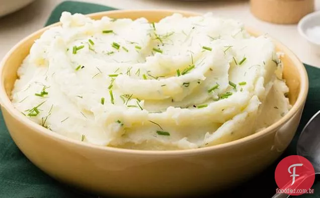 Purê de batatas com leitelho e endro