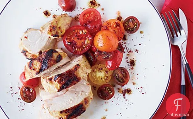 Frango grelhado com pasta de pimenta vermelha temperada