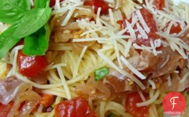 Macarrão fresco de verão com tomate e Prosciutto