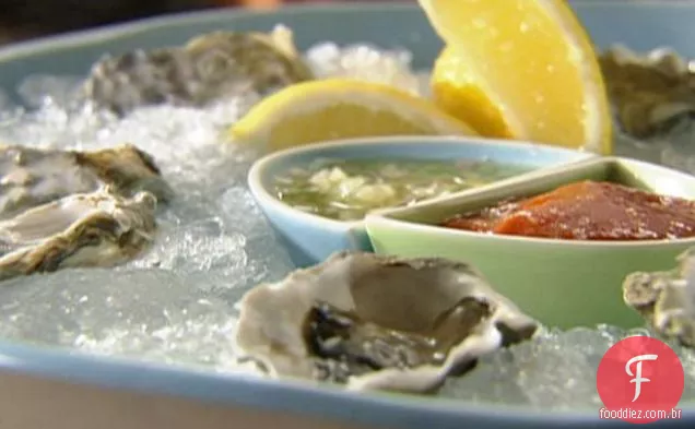 Ostras cruas na meia concha com pepino Mignonette