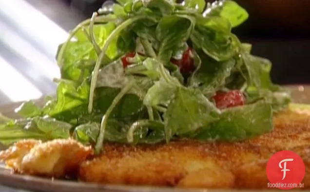 Frango Paillard com salada cremosa de parmesão
