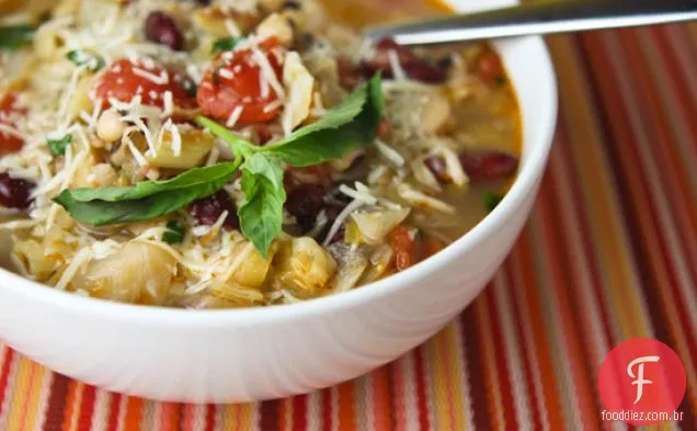 Minestrone com ervilhas de olhos pretos e feijão