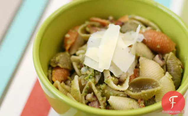 Macarrão Com Casca De Alho Com Pesto, Bacon E Ervilhas De Olhos Pretos