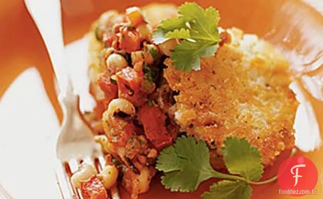 Hoppin ' John Cakes com tomate grelhado e Salsa de ervilha de Olhos Pretos