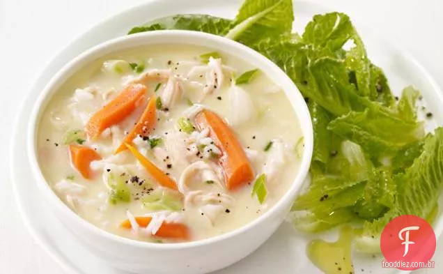 Sopa de frango com limão e salada