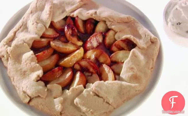 Crostata de pêssego e caramelo grelhado