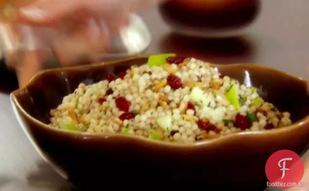 Cuscuz israelense com maçãs, Cranberries e ervas