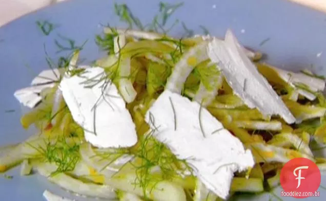 Erva-doce raspada e salada de maçã verde com molho de laranja e ricota Salata