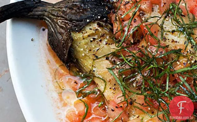 Berinjela assada com molho de tomate