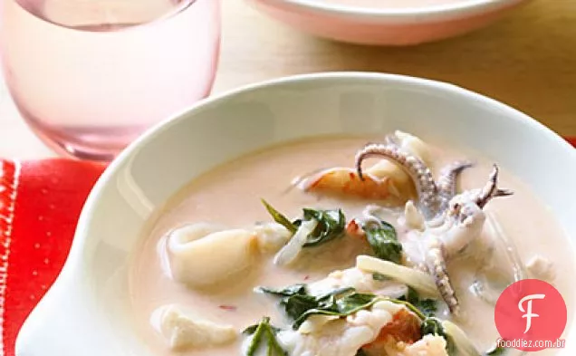 Ensopado de peixe com Curry vermelho com Rau Ram