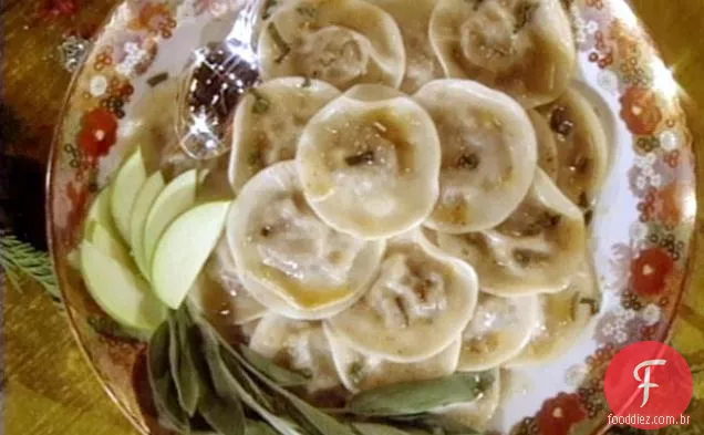 Ravioli de castanha com manteiga dourada sálvia