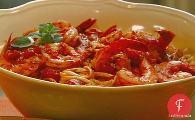 Camarão Marinara sobre Linguine