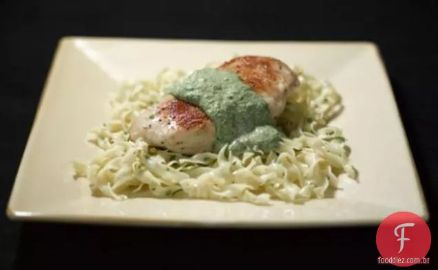 Frango com Pesto De Alcachofra e couve refogada com feijão rosa e presunto